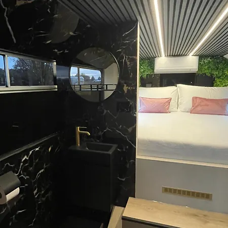 Bed&bus Met Dakterras Kamp alanı *
